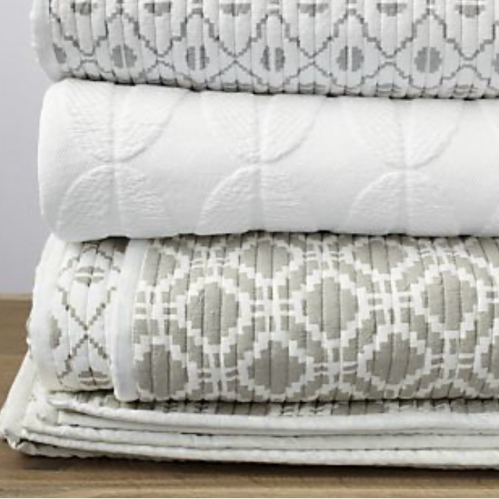 Crate&Barrel Queen Gray and white Patterned Quilt